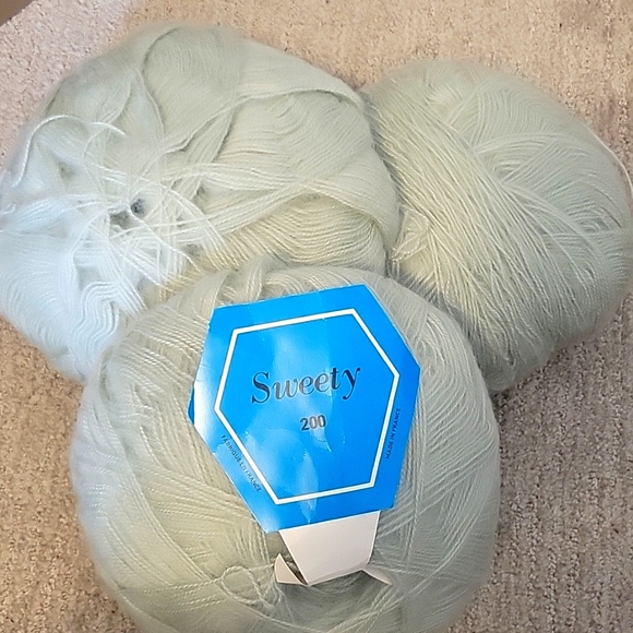 3 x HUGE YARN BALLS - Picture 2 of 4